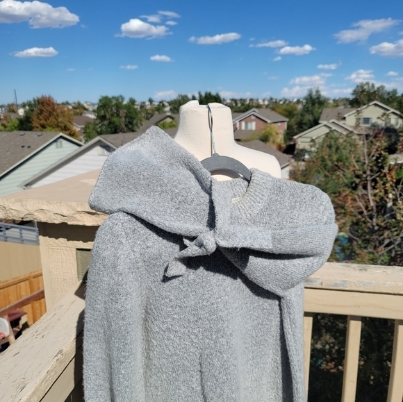 J.O.A HIGH LOW GRAY SWEATER, W TIE BELL SLEEVE DETAIL, SZ SMALL - Picture 3 of 13